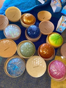 Dumpling Squishies 2026, superweiche Knödel mit Dampfgarer-Box, 10 cm großer Glitzer-Knödel-Dampfgarer, riesiger, extra großer Squishy-Knödel als Stressball und sensorisches Spielzeug zur Angstbewältigung für Kinder und Erwachsene Kunden-Foto 1