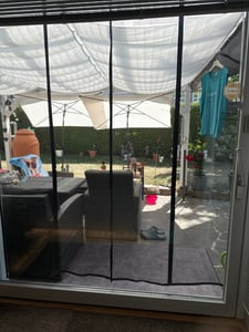 KESSER® Magnet Fliegengitter Tür Insektenschutz Magnetvorhang Türvorhang Schutzgitter mit kinderleichter Inkl. Klebemontage für Balkontür Terrassentür Kellertür Montage Ohne Bohren Kunden-Foto 1
