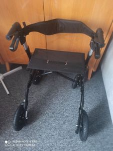 COSTWAY Rollator 2in1 con sedile pieghevole, ausilio per la deambulazione Telaio regolabile in altezza in 6 posizioni fino a 136 kg, alluminio Foto del cliente 1