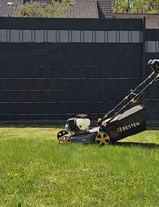 Benzin-Rasenmäher, selbstfahrend, leistungsstark, Mulchkorb, 40 l, Fassungsvermögen 132 cc Kunden-Foto 1