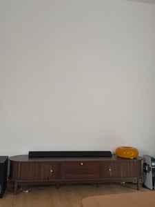 Moderner TV-Schrank aus Holz mit Schubladen und Schiebetüren, TV Lowboard mit Massivholzbeine und abgerundete Ecken, TV-Möbel Wohnzimmermöbel,Nussbaum Kunden-Foto 1