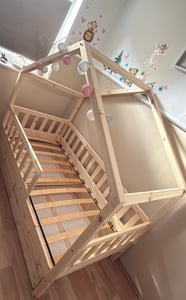 Crazy Pine Hausbett mit Schubladen 80x160 cm – Kinderbett aus Naturholz in Weiß – Bodenbett mit Stauraum und Abnehmbarer Barriere - Crazy House Kunden-Foto 6