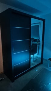 Schwebetürenschrank TOKYO M, Schlafzimmer Kleiderschrank Schrank 120 cm Weiß/Weiß mit Spiegel, alufarbene PVC-Griffe Kunden-Foto 1
