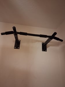 TREX SPORT Klimmzugstange zur Wandmontage TX-030PB | 6 rutschfeste Schaumstoff Griffe, Öse für Boxsack | Stahl Pull Up Bar für zuhause bis 250kg Kunden-Foto 1