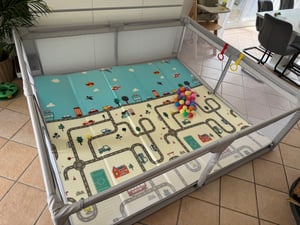 Laufstall Baby mit Matratze, Laufgitter Baby 200x180cm XXL, Playpen aus 600D Oxford Gewebe, mit Atmungsaktivem Netz, 50 Bälle Bunt, Tragetasche, Grau Kunden-Foto 1