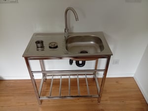 Zlew ze stali nierdzewnej z baterią. Wolnostojący zlew. Zlew kuchenny. Stal nierdzewna, maksymalne obciążenie 40 kg. Kolor: srebrny. Wymiary: 75 x 40 x 75 cm Zdjęcie produktu od klienta nr 1