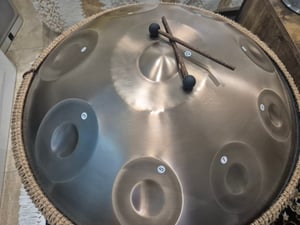VEVOR Handpan, 55 cm, 12 not, tamburína d moll, bubenický nástroj s paličkami, ocelový terapeutický buben, perkusní nástroj pro dospělé a začátečníky Fotografie od zákazníka č. 1
