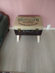 Kobolo Pouf da valigia - Pouf imbottito - Lino e Pelle finta - Marrone - 50x36x45 cm - Pouf con vano portaoggetti - Pratico - Moderno - Retrò - Sedia da salotto Foto del cliente 1