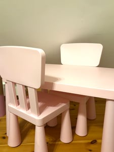 Conjunto de mesa y sillas para niños COSTWAY, compuesto por: mesa infantil con 2 sillas, juego de mesa y sillas para niños, muebles infantiles de plástico, set de mesa para habitación infantil, color azul Foto del cliente 1