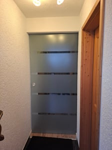 Mai & Mai Glasschiebetür komplettset Amalfi in 5-Milchglas Streifen, Griffart: Muschelgriff, BxH: 77,5x205cm, 15 mm Wandabstand, 8mm ESG-Sicherheitsglas Kunden-Foto 8