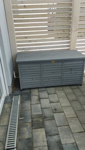 Rijoka Gartenbox aus Holz – Auflagenbox Metall Dach – 380L – 1322x660x605mm – Weiß Kunden-Foto 1