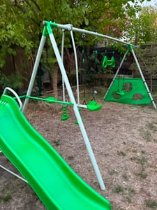 Grande parco giochi per bambini con altalena, scivolo e canestro da basket, verde Foto del cliente 2