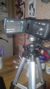 Andoer V12 1080P Full HD 16-fach Digitalzoom Aufnahme-Videokamera Tragbarer Camcorder mit 3,0 Zoll drehbarem LCD-Bildschirm Max. 30 Megapixel Unterstuetzt Nachtsicht Gesichtserkennung Gesichtsverschoenerung Kunden-Foto 1