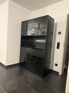 Vitrina Flieks con iluminación LED, vitrina de vidrio con 8 puertas y 2 cajones, compartimento abierto, mueble vitrina/aparador/bar, 120x40x180 cm, color Foto del cliente 1