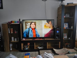 Komodee | Wohnwand mit TV-Schrank und Vitrine Tivoli Set Medio, Korpus Weiß Matt Frontfarbe Wotan Matt, LED Blau Kunden-Foto 1