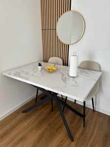 Tavolo da pranzo allungabile Flieks, tavolo allungabile con gambe a V, tavolo da pranzo con motivo in marmo bianco, tavolo per sala da pranzo soggiorno, bianco+nero Foto del cliente 1