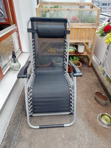 LZQ Gartenliege Klappbar bis 160 kg, Gepolsterter Liegestuhl mit Kopfkissen, Getränkehalter & Seitentasche, Stahlrahmen Relaxliege für Garten, Terrasse & Camping, Schwarz Kunden-Foto 6