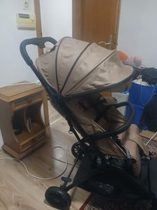 MoMi ANDREA – Ultraleichter Baby Kompaktbuggy 7,3 kg mit automatischer Faltung & Drehbügel, bis 22 kg, inkl. Rucksack & Zubehörset – Schwarz Kunden-Foto 2