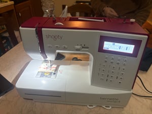 bernette Sew&Go 8, Rot, Weiß, Nähen, 1 Schritt, 7 mm, LCD, Drehregler Kunden-Foto 1