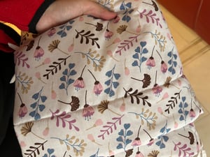 BLUMENWIESE Rosa 100% Baumwolle 210 x 30 cm BETTUMRANDUNG Babybett Austattung Babyausstattung Nestchen Blumen Bettschlange. Handgenähnt von LOOLAY® Kunden-Foto 1