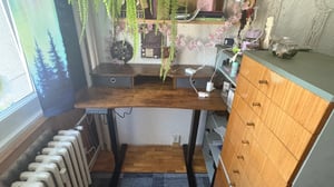COSTWAY Verstelbaar zit-sta bureau, elektrisch computerbureau 100x60 cm met monitorstandaard, lades, opbergvakken en 2 haken, wit Klantenfoto 1