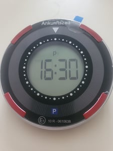Miraval Digitale Solar-Parkscheibe – Automatische Parkzeiterkennung, KBA-zugelassen, Solar- & Batteriebetrieb, Vibrationssensor, beleuchtetes Display, einfache Montage Kunden-Foto 1