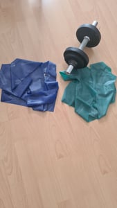 Thera-Band® Übungsband + Übungsbuch gratis ca. 2,5m lang Blau (extra stark) Kunden-Foto 1