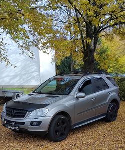 J&J AUTOMOTIVE | Windabweiser Passend Für Mercedes E Class W212 4D Sedan 2009-2016 4tlg Vorne+Hinten, Heko Regenabweiser, Schwarz, Getönt, Aerodynamisch, Einfache Montage, Befeistigung mit Clips Kunden-Foto 3