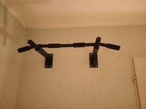TREX SPORT Klimmzugstange zur Wandmontage TX-030PB | 6 rutschfeste Schaumstoff Griffe, Öse für Boxsack | Stahl Pull Up Bar für zuhause bis 250kg Kunden-Foto 3