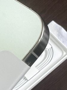Es war nicht neu, bereits geöffnet und dazu schon beschädigt! Eine absolute Frechheit! Das Label war über das geöffnete Siegel geklebt. 