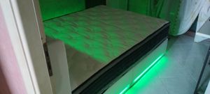 Čalouněná postel Fortuna Lai 140x200 cm s LED osvětlením a USB připojením, hydraulická postel s otevřenými policemi a skrytým úložným prostorem, manželská postel s lamelovým roštem, sametová čalouněná postel pro 2 osoby Fotografie od zákazníka č. 2