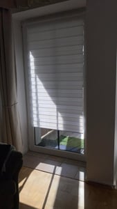 Sonello Doppelrollo Klemmfix ohne Bohren Duo Rollo Klemmrollo Sonnenschutzrollo Fensterrollo für Fenster & Türen Zebrarollo Seitenzugrollo 115cm x 210cm Weiß Kunden-Foto 1