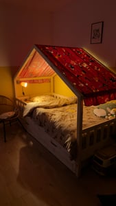 Crazy Pine kinderbed 90x200 cm – Kinderbed van natuurlijk hout – Bed met verstelbare poten en een afneembare beschermingsrail – Crazy House Klantenfoto 3