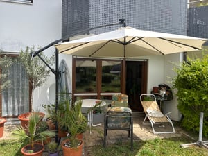 tillvex Alu Ampelschirm Blau LED Solar Ø 300 cm mit Kurbel | Sonnenschirm mit An-/Ausschalter | Gartenschirm UV-Schutz Aluminium | Kurbelschirm mit Ständer Marktschirm wasserdicht Kunden-Foto 5