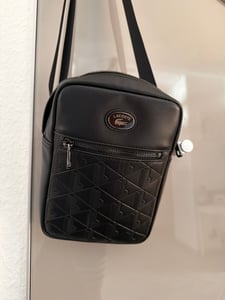 LACOSTE sac à épaule bandoulière Nomogramme Vertical Camera Bag Monument gris Photo du client 1