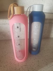 Wessper Trinkflasche aus Glas mit Silikonhülle – 1 L – mit Zeitmarkierungen – Ecru Kunden-Foto 1