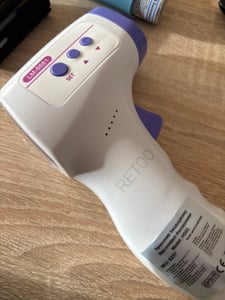 Thermomètre infrarouge sans contact pour le front et l'oreille - Thermomètre numérique sans contact, rapide et hygiénique pour bébés et adultes Retoo Photo du client 7