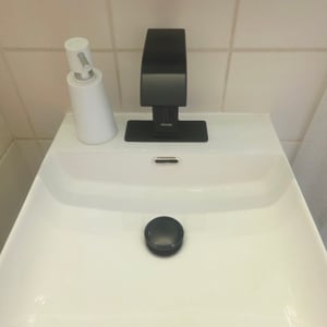 VEVOR berührungsloser Waschtischhahn (Mattschwarz) Badezimmer, automatische Waschtischarmatur mit Lochabdeckung, batteriebetriebener Wasserhahn gewerblicher Toilettenhahn, Sensorhahn mit Wasserfall Kunden-Foto 1