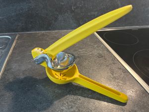 Spremiagrumi manuale Chef'n FreshForce per arance, lime e limoni, pressa in polietilene e acciaio inox, colore giallo, 25,5x7,2x7cm, 1 pz. Foto del cliente 1