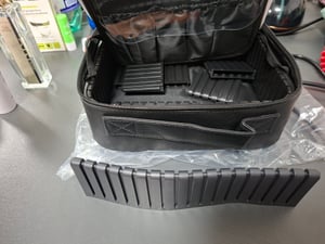 Trousse de maquillage de voyage avec fermeture éclair et miroir lumineux LED - Organiseur de maquillage rechargeable par USB pour les déplacements - GLAMANIA Noir Photo du client 2