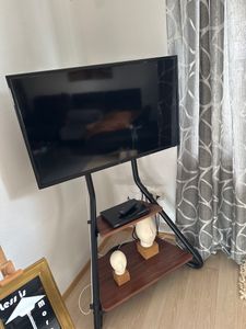 Maclean MC-455 Rohový TV stojan ve stylu Bauhaus, Volně stojící dvouúrovňový TV stojan ze dřeva, Nosnost do 10 kg, Držák TV do 40 kg, 37-75'', Max. VESA 600x400, Max. Výška 1460 mm Fotografie od zákazníka č. 1
