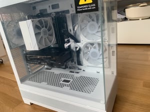 SYSTEMTREFF Gamer Rechner - Ryzen 7 5700 - Nvidia GeForce RTX 5060 Ti 16GB - 32GB DDR4 - 1TB NVMe - Windows 11 Pro - Desktop PC Kunden-Foto 3