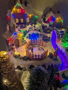 Weihnachtskrippe, LED-Hintergrundbeleuchtung, 11 Figuren, 31,5 cm Kunden-Foto 1
