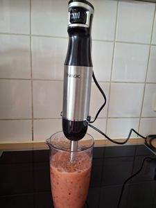 Stabmixer 1100W, 5-in-1 Pürierstab Edelstahl mit 5 Geschwindigkeitsstufen, inkl. Schneebesen, Zerkleinerer & Messbecher, Schwarz Kunden-Foto 7