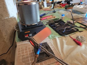 VEVOR Goldschmelzofen 1350 W 1150 ℃ Max. Temperatur, digitaler elektrischer Schmelzofen 1 kg Keramiktiegel zum Gießen und Raffinieren von Edelmetallen, zur Verarbeitung von Gold Silber Kupfer Schwarz Kunden-Foto 3