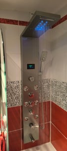Sistema di pannelli doccia VEVOR, 6 modalità di doccia, torre di pannelli doccia a LED e display, pioggia, cascata, 4 getti per il massaggio del corpo, bocca da bagno, doccetta, tubo flessibile da 59 pollici, set doccia a parete Foto del cliente 1