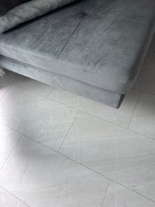 1 m² - Stilewo Klick-Vinylboden Fliese Steinoptik Bodenbelag wasserfest, robust, pflegeleicht - White Marble Kunden-Foto 3