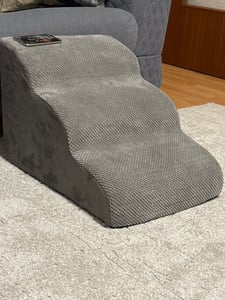 COSTWAY Hundetreppe 4 Stufen, rutschfeste Hundestufen aus Schaumstoff, Haustiertreppen für Hunde Katzen, Katzentreppe Abnehmbar, Hunde Treppe für Sofa Bett, Waschbarer Bezug (Grau) Kunden-Foto 1