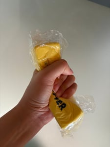 Palla antistress squishy di alta qualità al burro, giocattolo antistress, fidget di TikTok, serie "Slow Rising" – Burro Foto del cliente 2