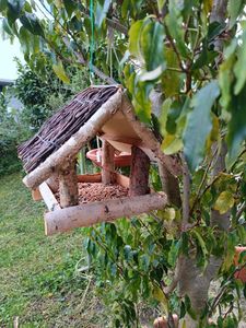 KOTARBAU® Vogelvoederhuisje - Licht Gebrand Hout - 39 x 27 x 26 cm - Bruin - Hangend Voederhuis Met Dak - Natuurlijk - Spatzenhuis Voor Tuin Balkon Klantenfoto 1